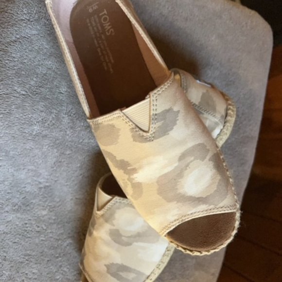 Toms Tan/brown/cream espadrilles sz US 9 - Picture 3 of 7